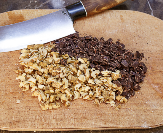 Chop walnuts and chocolate